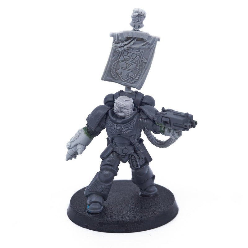 Imperial Fists - Lieutenant with Power Fist (03331) - Used