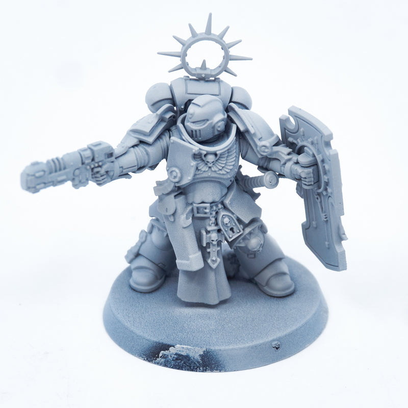 Space Marines - Lieutenant with Storm Shield (02030) - Used